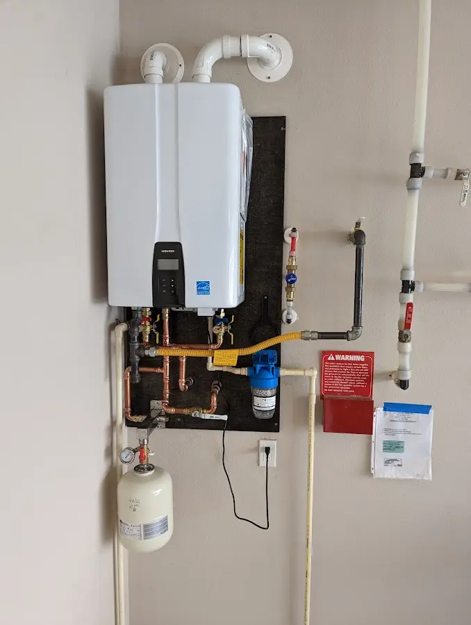 Professional plumber installing copper piping in a Chili home